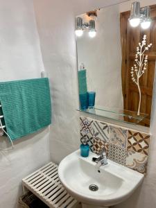 Bathroom sa Cheerful one bedroom townhouse with patio Archez