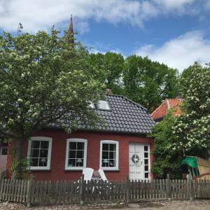 フェーマルンにあるDas Rote Ferienhausの赤い家