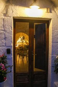 アルベロベッロにあるEnjoyTrulli - Unesco Siteのダイニングルーム(テーブル付)へつながるドア
