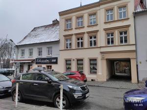 un coche inteligente aparcado frente a un edificio en StayCity - starówka Zielona Góra en Zielona Góra
