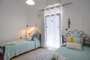 - une chambre avec 2 lits et une fenêtre dans l'établissement Hatzidakis Beach Retreat, à Ierápetra