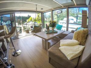 Posezení v ubytování Hausboot Schleuseninsel