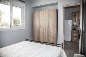 XiにあるNemo 2のベッドルーム1室(ベッド1台付)、木製キャビネットが備わります。