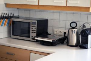 un four micro-ondes installé sur un comptoir dans une cuisine dans l'établissement Neu renoviertes, behagliches Haus, à Oberdrauburg