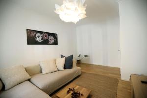 a living room with a couch and a chandelier at Neu renoviertes, behagliches Haus in Oberdrauburg