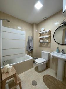 Un baño con bañera, inodoro y lavabo. en Casa Pita, en San José 15 fotos más