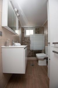 y baño con lavabo blanco y aseo. en ENIO AXD guest house with private parking, en Alexandroupoli