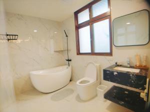 A bathroom at 海灣旅宿