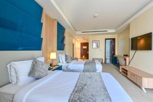Una cama o camas en una habitación de Al Mansour Suites Hotel