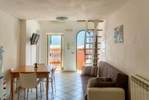 een woonkamer met een bank en een tafel bij House In the Tower in Amalfi