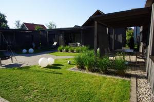 a backyard with white balls in the grass at Freches Wohnen in Lindau