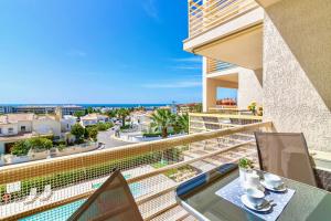 een balkon met een tafel en uitzicht op de stad bij Mar a Vista in Albufeira