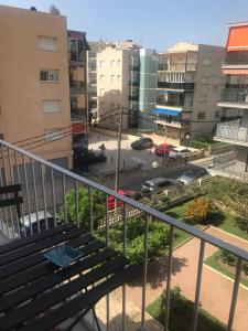 d'un balcon offrant une vue sur la ville. dans l'établissement SALOU al LADO de PLAYA: Bonito Apartamento, WiFi, à Salou
