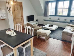 sala de estar con sofá y mesa en Ontdek Brugge en Vlaanderen! en Zedelgem