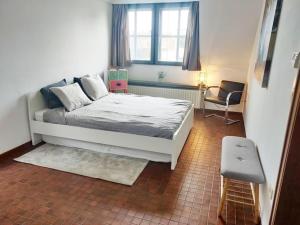 Postel nebo postele na pokoji v ubytování Ontdek Brugge en Vlaanderen!