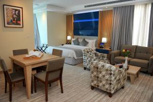 Un lugar para sentarse en Al Mansour Suites Hotel