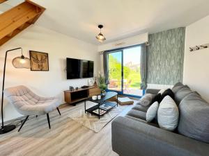 維桑的住宿－COC - Entre Terre Et Mer，带沙发和电视的客厅