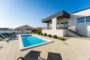 einen Pool im Hinterhof eines Hauses in der Unterkunft Villa Barbara-holiday home with sea view in Zadar