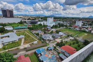 een luchtfoto van een stad met gebouwen bij Kozi Square New SGH Cozy Home LV7D in Kuching