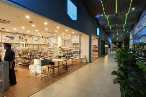 Een man in een supermarkt met een winkel. bij Kozi Square New SGH Cozy Home LV7D in Kuching