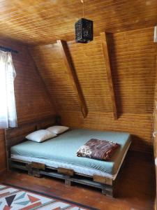 Giường trong phòng chung tại Log Cabin in Strezovce