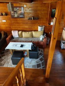 Zona d'estar a Log Cabin in Strezovce