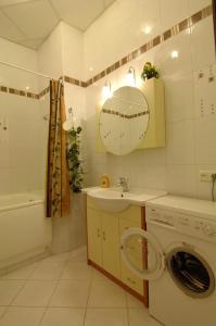 Ett badrum på Kiev Accommodation Apartment on Prorizna st.