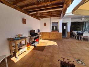 sala de estar con mesa y comedor en Townhouse in Marbella - Walking distance to Puerto Banus, en Marbella