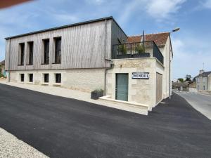 a building on the side of a road at La Terrasse d'Onna in Theneuil