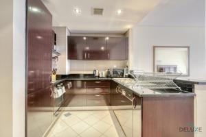 Kuchyň nebo kuchyňský kout v ubytování Heavenly 1BR at Royal Amwaj Residences North Palm Jumeirah by Deluxe Holiday Homes