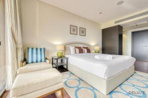 Postel nebo postele na pokoji v ubytování Heavenly 1BR at Royal Amwaj Residences North Palm Jumeirah by Deluxe Holiday Homes