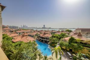Výhled na bazén z ubytování Heavenly 1BR at Royal Amwaj Residences North Palm Jumeirah by Deluxe Holiday Homes nebo okolí