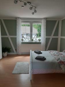 - une chambre avec un lit et une fenêtre dans l'établissement Der perfekte Ausgangspunkt, à Königerode
