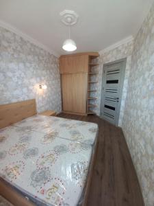 The Yellow Brick Apartment في تبليسي: غرفة نوم بسرير في غرفة