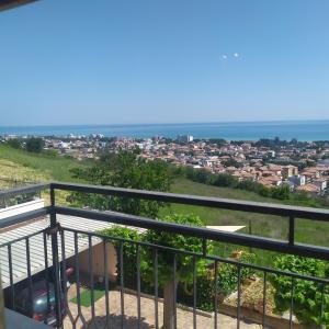 Le balcon offre une vue sur la ville. dans l'établissement Terrazza sul Mare, à Giulianova