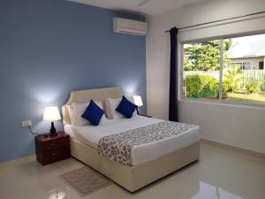 A bed or beds in a room at Blue Sky Self Catering