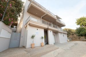 Το κτήριο όπου στεγάζεται  η παραθεριστική κατοικία