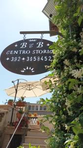 ein Schild für einen Gartenladen mit Treppen im Hintergrund in der Unterkunft Centro Storico in Anagni