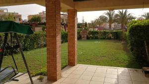 A garden outside شاليه ارضى بحديقه بقريه ديمورا بالساحل الشمالي كيلو ٧٥