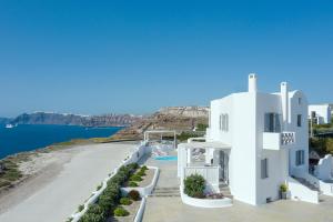 uma casa branca com vista para o oceano em Hemera Holiday Home villa on Santorini em Akrotírion