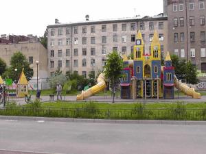 un parque infantil con tobogán en Eden House, en San Petersburgo