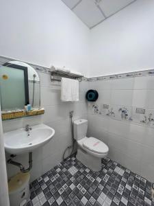 een badkamer met een toilet en een wastafel bij ĐỨC THẠNH HOTEL in Rach Gia