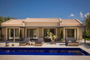 The swimming pool at or close to Villa JOYANA