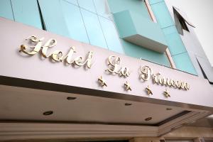 a sign for a hotel in front of a building at Hotel Princesa in Lima