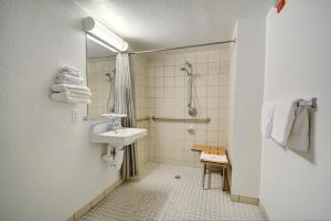 Koupelna v ubytování Motel 6-Newport, RI