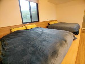 A bed or beds in a room at 海灣旅宿