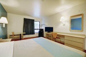TV a/nebo společenská místnost v ubytování Motel 6-Newport, RI