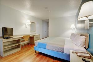 TV a/nebo společenská místnost v ubytování Motel 6-Newport, RI