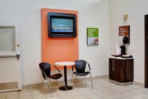 TV a/nebo společenská místnost v ubytování Motel 6-Newport, RI