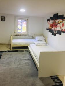 2 Betten in einem Zimmer mit Fenster in der Unterkunft Ferienwohnung, 2 Zimmer, Küche,Bad in Staufenberg